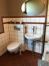 Waschbecken und WC